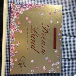 Beautiful Paris Hilton dreamland 39 piece eyeshadow palette